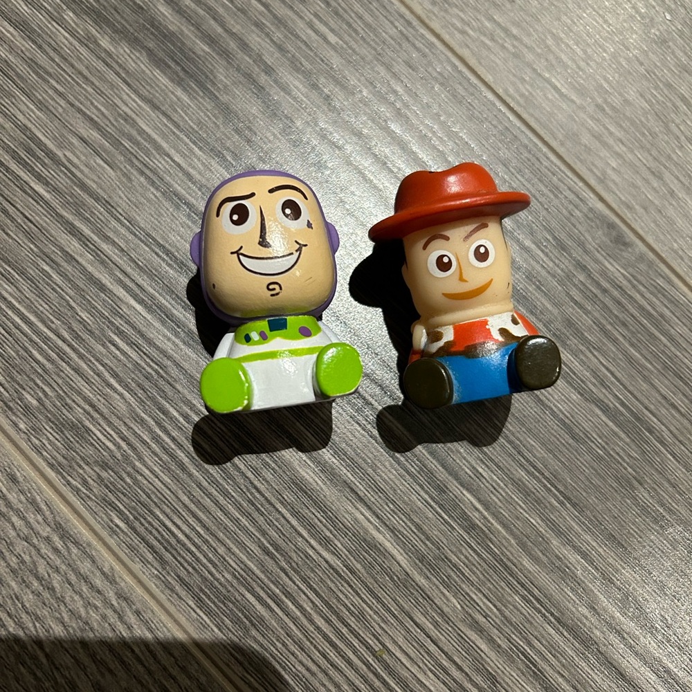 Sitting woody and buzz figures